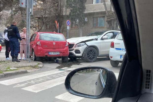 Украински автомобил помля кола в центъра на Варна