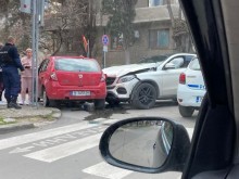 Украински автомобил помля кола в центъра на Варна