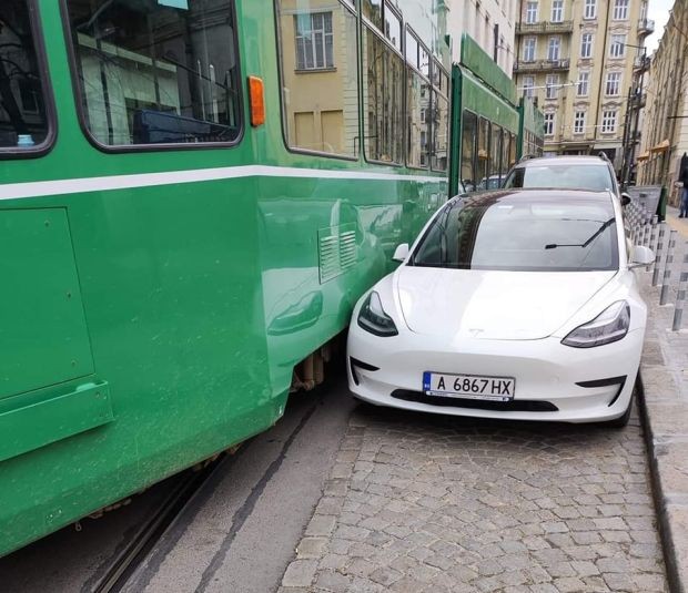 Неправилно паркиран автомобил блокира движението на трамваи в София
