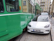 Неправилно паркиран автомобил блокира движението на трамваи в София