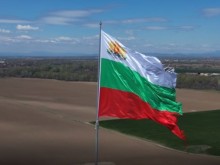 Дрон засне окаяното ни знаме, поставено на най-високия пилон преди седмица