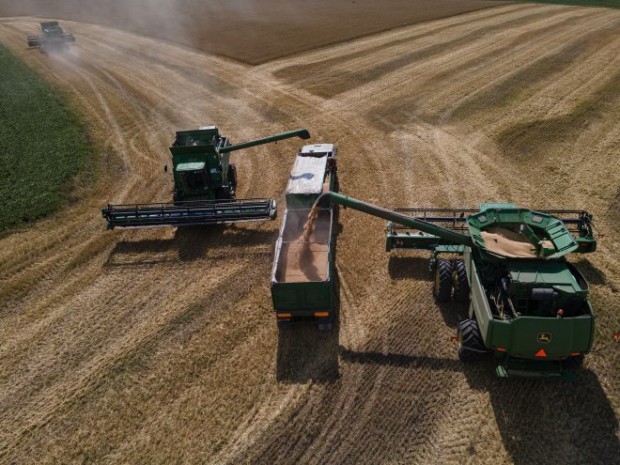 FT: Украинското зърно удари агробизнеса в съседните страни