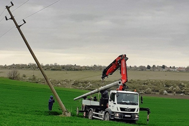 Бурният вятър пречупи стълб от електроразпределителната мрежа край русенското село Бъзън