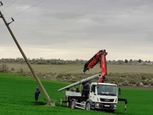 Бурният вятър пречупи стълб от електроразпределителната мрежа край русенското село Бъзън