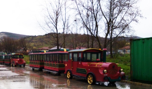 Атракционно влакче ще вози туристите до лесопарк "Хисарлъка"