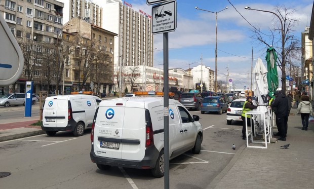 Читатели сигнализират за нагло паркиране на служители на общинска служба в София