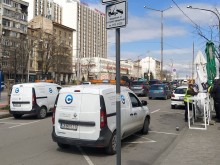 Читатели сигнализират за нагло паркиране на служители на общинска служба в София
