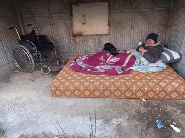 Инвалид от Варна от 6 години спи на улицата върху стар дюшек