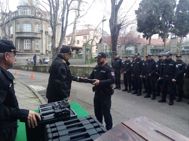 С нови пистолети и електрошокове бяха зарадвани полицаи от Областната