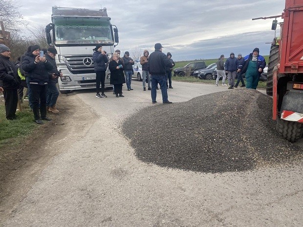 Движението на автомобили през ГКПП - Йовково е блокирано заради разсипано на пътя слънчогледово семе