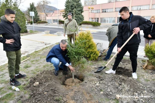 Кметът Стефан Радев и ученици засадиха дръвчета в парк "Юнак"