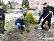 Кметът Стефан Радев и ученици засадиха дръвчета в парк "Юнак"