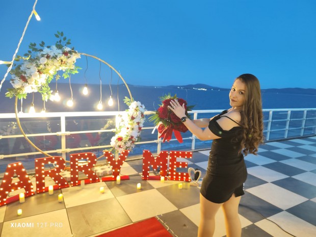 Морското казино в Бургас стана декор на романтично предложение за