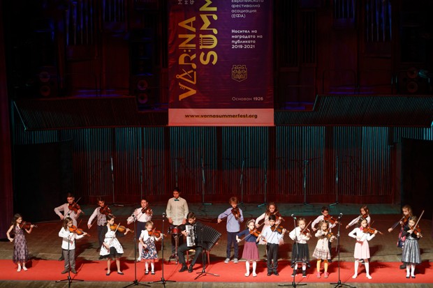 Концертът "Не на шега" радва най-малките във Варна за Деня на хумора