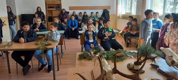 Ученици от Баните се запознаха с дървесните видове и дивеча в района на ДГС "Славейно"