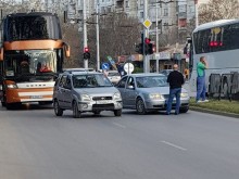 Катастрофа спря движението на кръстовище в Пловдив