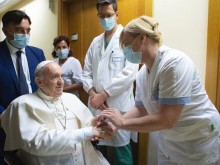 Папа Франциск е изписан от болница