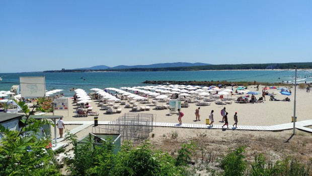 По-скъпи чадъри и шезлонги по Черноморието това лято