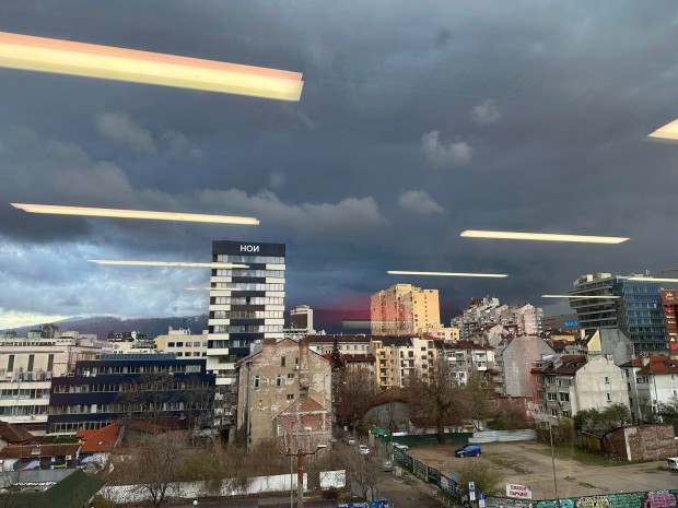 Страшна буря надвисна над София