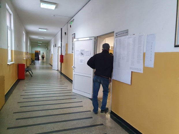 </TD
>Изборният ден в Пловдив и областта започна без затруднения. Всички