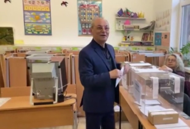 Д р Ахмед Доган гласува за 13 секунди  Той гласува с хартиена