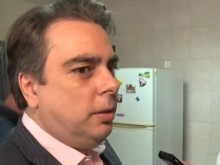 Асен Василев успя да гласува от третия път