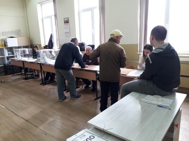 Пловдивчани разочаровани заради неработещи машини за гласуване