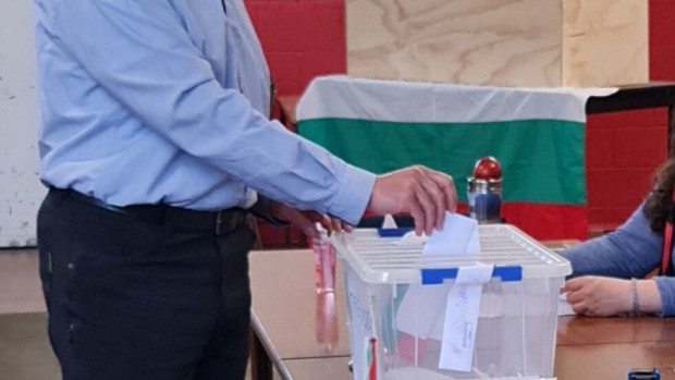 В 11 часа българско време, приключи гласуването в най-рано отворилите