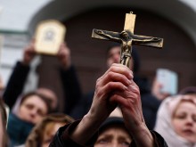 Вярващи се събират пред Киево-Печорската лавра в знак на подкрепа към УПЦ