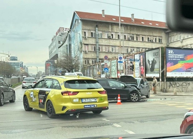 Без сериозни наранявания се е отървал шофьорът от обърнатата кола в София
