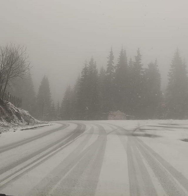 Сняг вали на прохода "Превала"