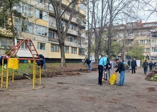 С участието на доброволци стартира традиционната кампания по пролетното почистване в София