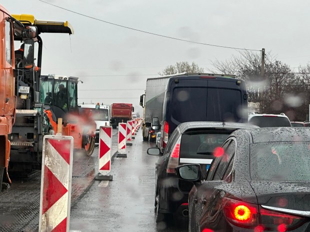 Огромна тапа на изхода на София към Пловдив