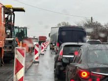 На изхода на София към Пловдив е ад! Колите в зверска тапа