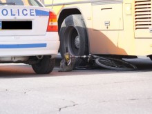 Велосипедист бе блъснат от автобус, отърва се невредим