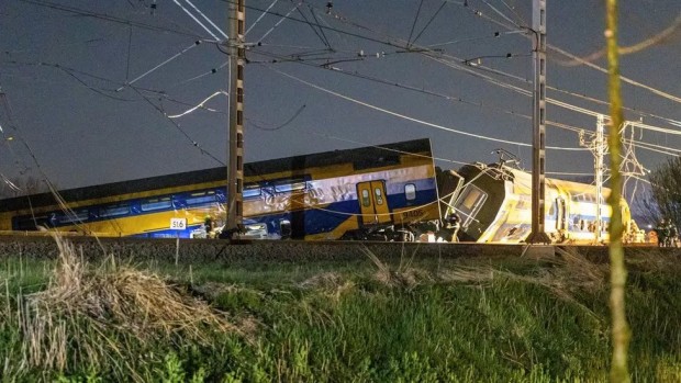 Един загинал и около 30 ранени при дерайлиране на влак в Нидерландия