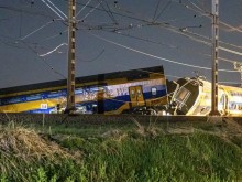 Един загинал и около 30 ранени при дерайлиране на влак в Нидерландия