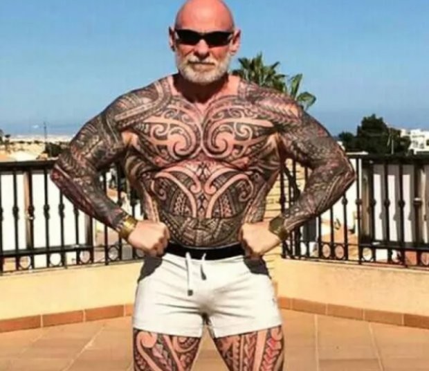 65 годишният Рей Хютън от Манчестър започва да татуира цялото си