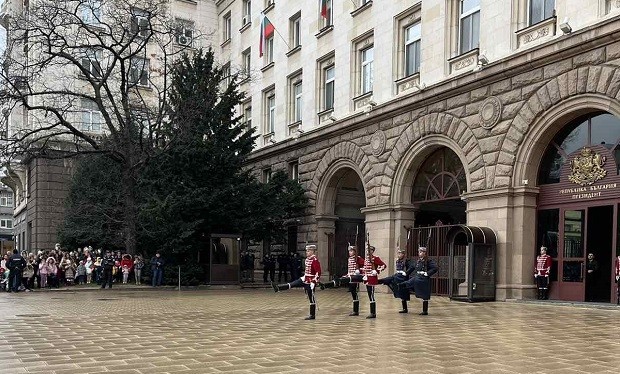 Въвежда се организация на движението за тържествена смяна на почетния гвардейски караул на 5 април