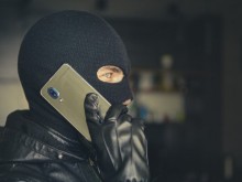 Задържаха куриер на телефонни измамници