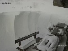 Сняг се сипе на парцали през април