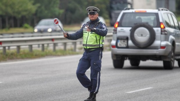 Полицаи показват на пловдивски ученици как проверяват шофьори на пътя
