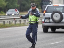 Полицаи показват на пловдивски ученици как проверяват шофьори на пътя