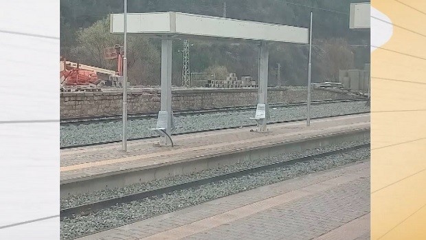 Странни навеси се появиха на гарата в Своге, пътниците гневни