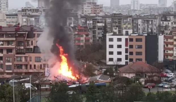 Пожар гори в дървена постройка край пазар Велека, съобщи за