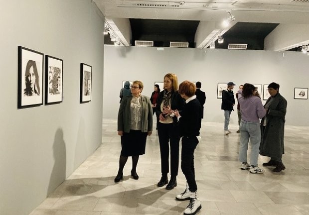 Кметът Фандъкова посети изложба на фестивала "Фотофабрика"