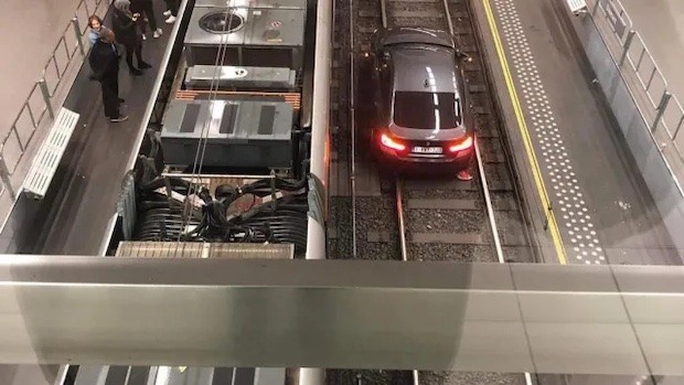 Шофьор се оказа с колата си на релсите на метрото в белгийската
