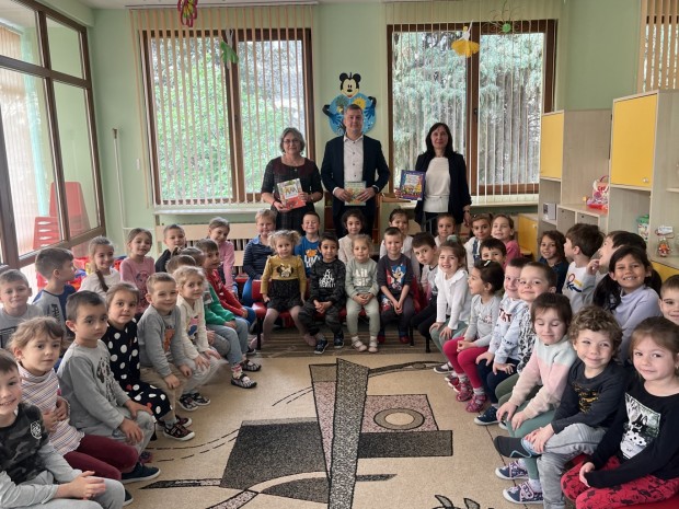 Зам.-кметовете на Стара Загора четоха приказки на малчуганите от ДГ №13 "Пролет"
