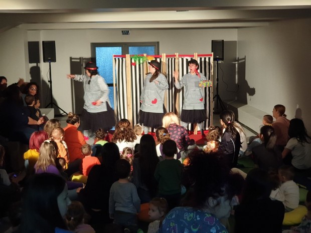 Първи по рода си куклен театър за бебета зарадва най-малките жители на община Стамболийски