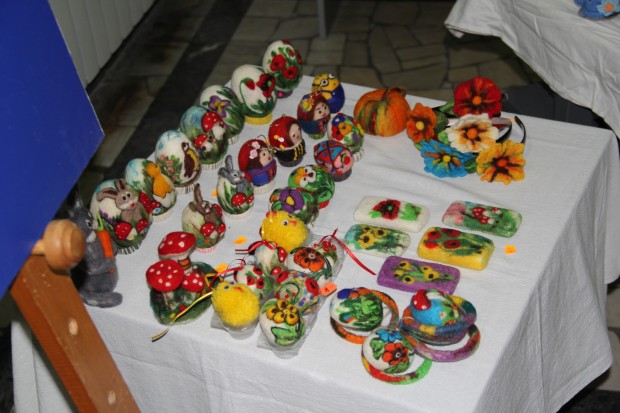 Великденска изложба-базар подредиха в търновската библиотека